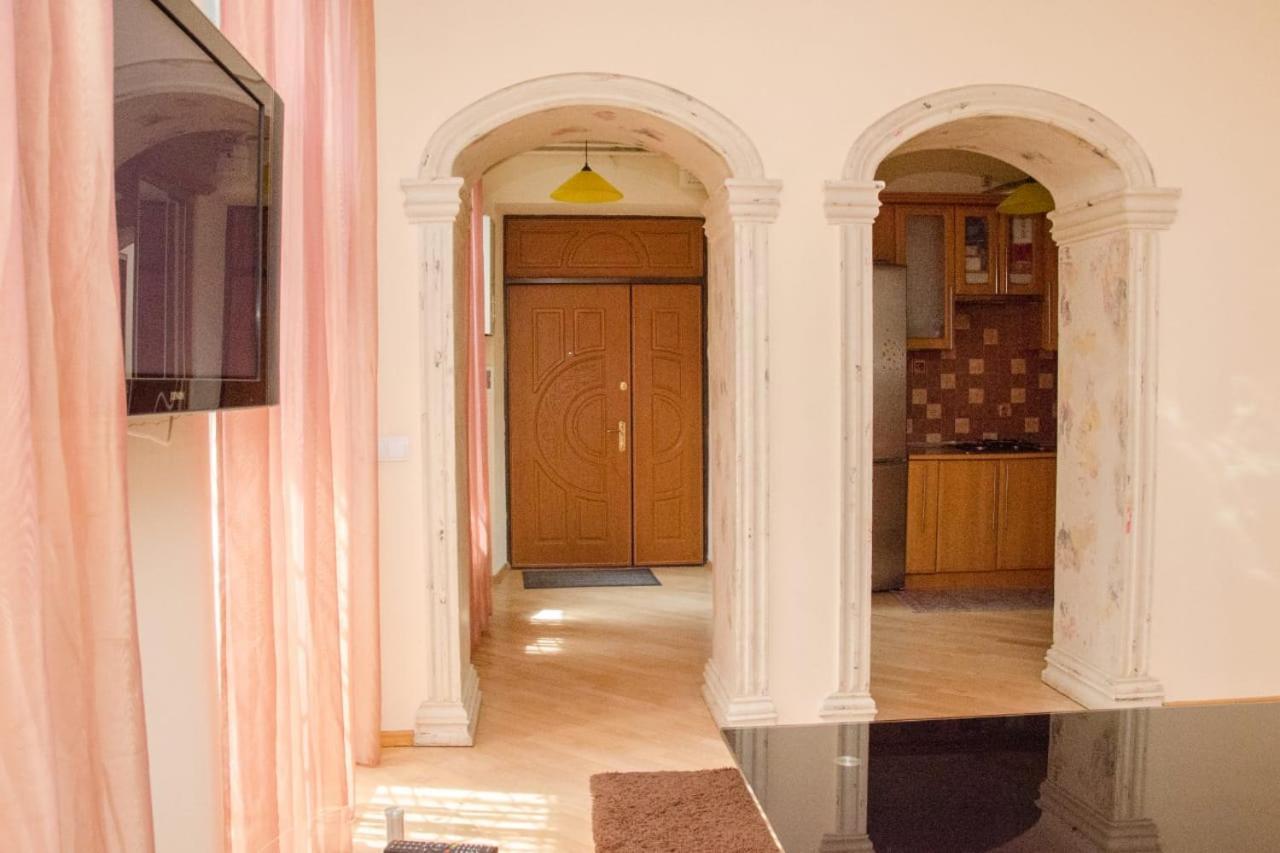 Svobody Avenue Apartment リヴィウ エクステリア 写真